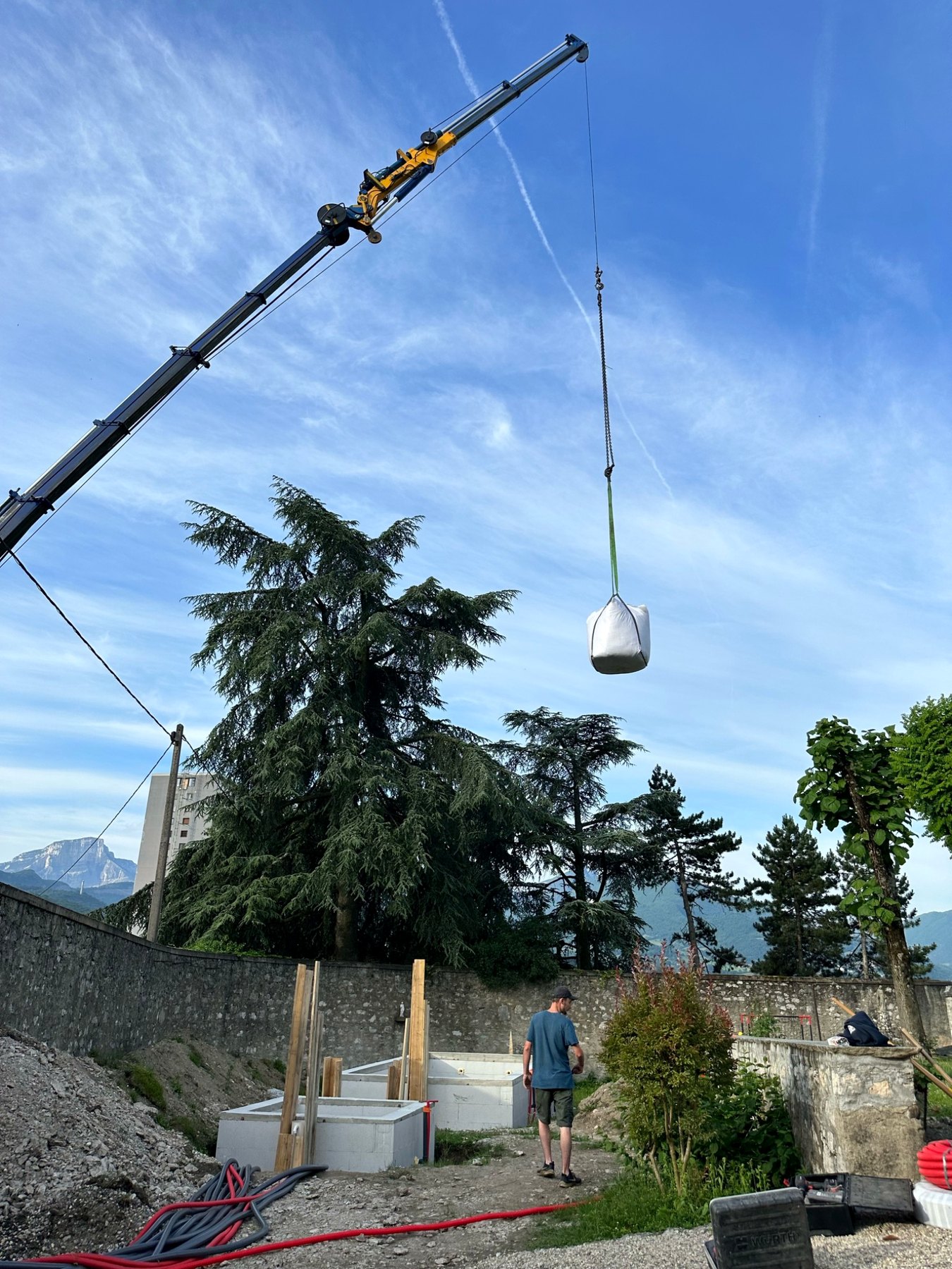 Levage d'un big bag sur un chantier de piscine