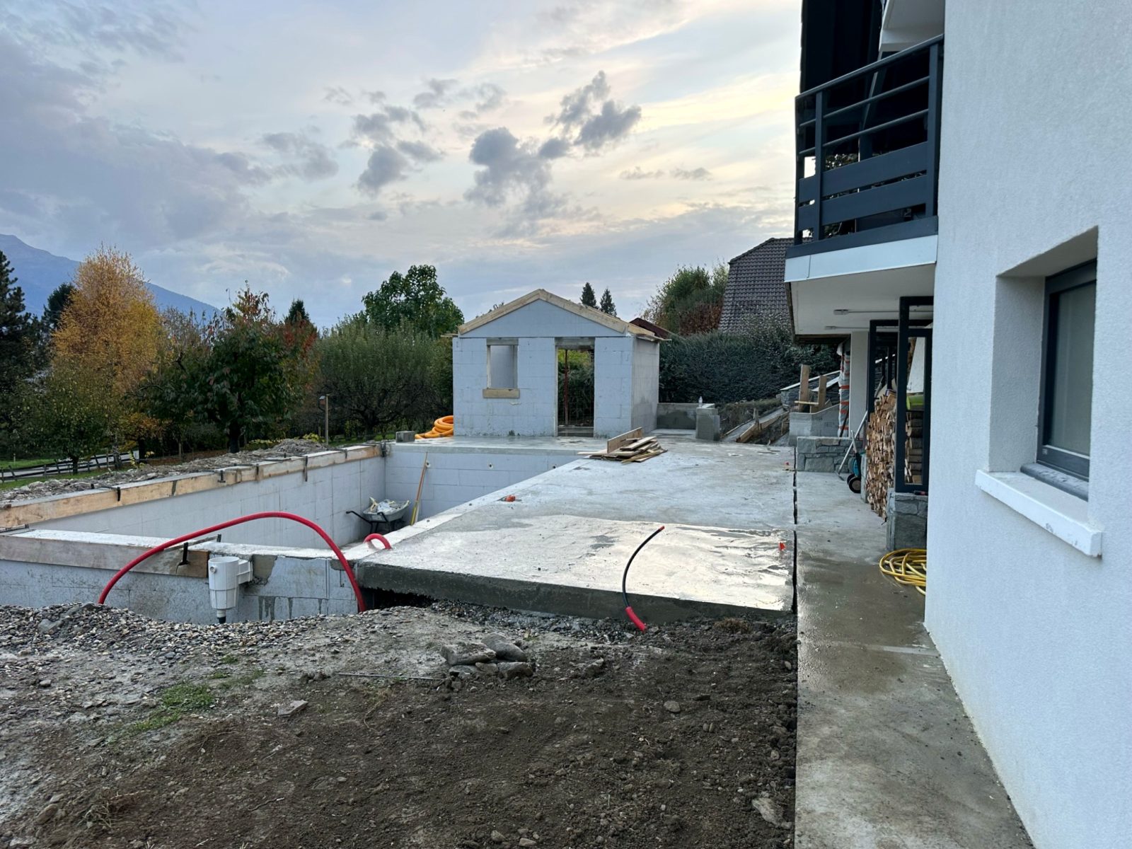 Piscine et pool house en cours de construction