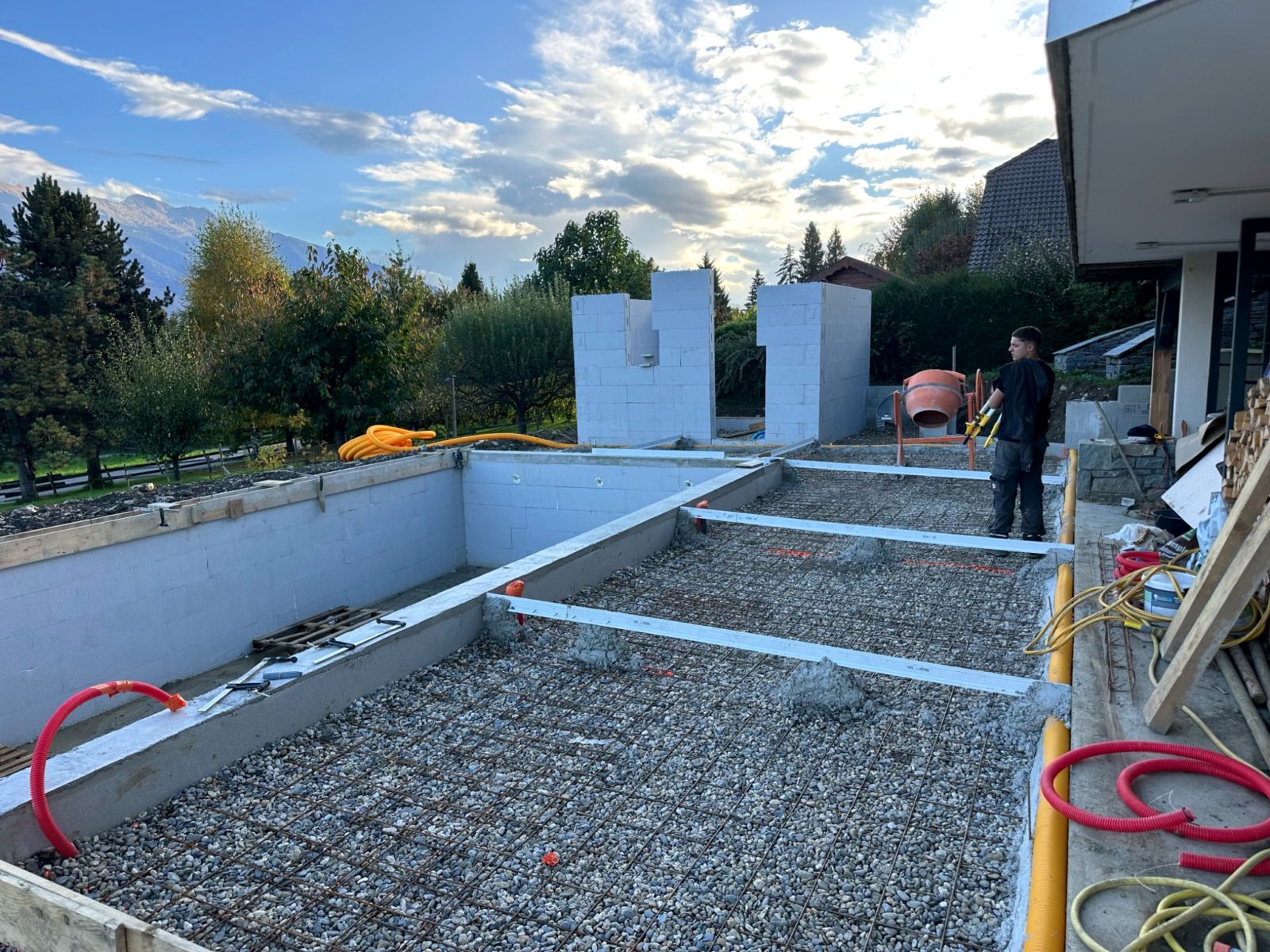Construction d'une piscine avec préparation de dalle et ferraillage